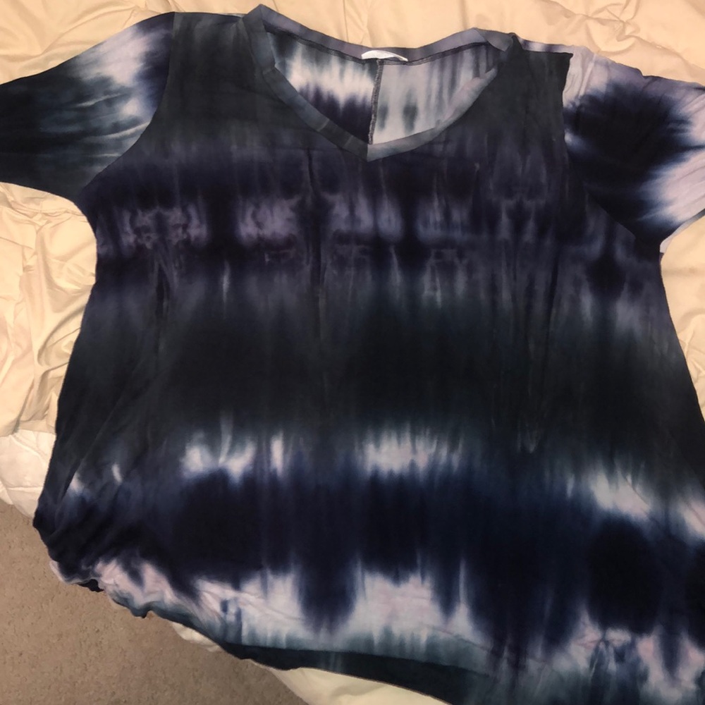 Flowy tie die looking shirt